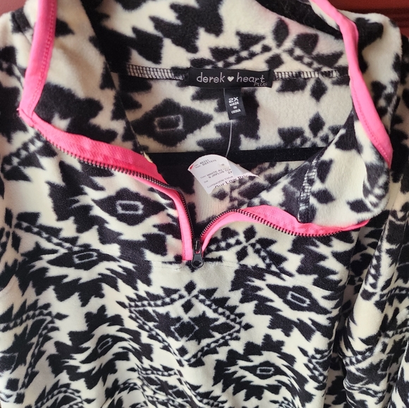 Fleece black white and pink top.2x - Picture 5 of 5